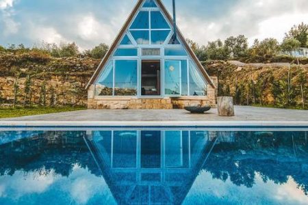 A Framed Bungalow with a Pool – Mazraat Al Teffeh, Ehden