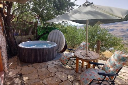 Yasmine Chalet with Private Jacuzzi – Barouk