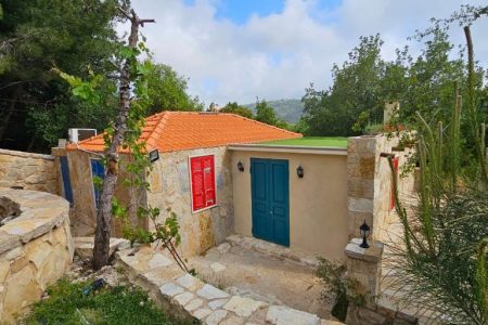 Guesthouse One with Pool – Baaqline, Chouf